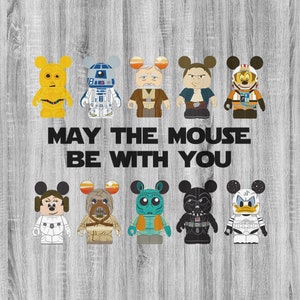 Puede incluir: Un conjunto de diez figuras de personajes de Disney, cada una con un tema de Star Wars. Los personajes incluyen Mickey Mouse, Minnie Mouse, Donald Duck, Goofy, Pluto, R2-D2, C-3PO, Darth Vader, Yoda y Chewbacca. Las figuras están todas en posición de pie y están hechas de plástico. El fondo es una pared de tablones de madera. El texto "Que la Fuerza te acompañe" está impreso debajo de las figuras.
