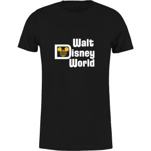 Op de afbeelding: Zwart T-shirt met een witte afbeelding van het Walt Disney World logo. Het logo bevat de iconische Mickey Mouse kop met een globe erin.