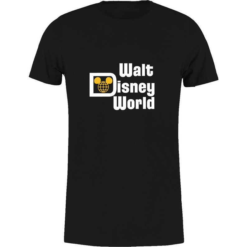 Op de afbeelding: Zwart T-shirt met een witte afbeelding van het Walt Disney World logo. Het logo bevat de iconische Mickey Mouse kop met een globe erin.