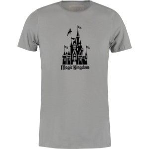 K&ouml;nnte beinhalten: Ein graues T-Shirt mit einer schwarzen Silhouette von Schloss Aschenputtel und dem Text "Magic Kingdom".