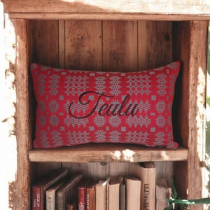Cojín con diseño de manta galesa roja Teulu - Cojín personalizado - Cojín con cita - Cojín rectangular con diseño de tapiz galés, Teulu
