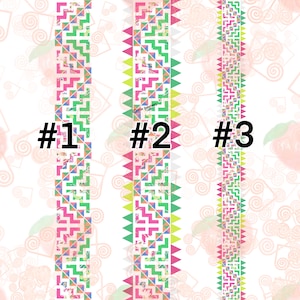 Peut inclure: Trois bandes colorées à motifs avec les numéros 1, 2 et 3. Chaque bande présente un motif géométrique différent avec des couleurs rose, verte, bleue et jaune.