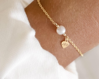 Gepersonaliseerde damesarmband met parel in goud en hartvormige hanger met gegraveerde initialen - trouwjuweel voor de bruid bij de burgerlijke stand.