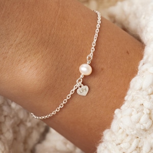 Armband mit Gravur in 925 Silber | Personalisiertes Perlenarmband für die Trauzeugin | Silber Armreif mit echter Perle zum 18. Geburtstag