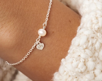 Pulsera grabada en plata 925 | Pulsera de perlas personalizada para la dama de honor | Brazalete de plata con perla genuina para un cumpleaños número 18