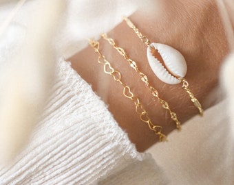 Armband vergoldeter Stiftkette und weißer Kauri Muschel / Geschenk zum Muttertag