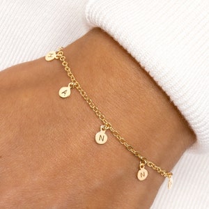Pulsera bañada en oro con nombres e iniciales | Pulsera con dijes de boda | Pulsera de la amistad | Pulsera de las tres hermanas