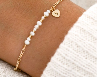 Armband personalisiert für Damen mit Perlen gold aus 925er Silber | Perlenarmband mit Buchstaben & Initialen als Schmuck zur Hochzeit