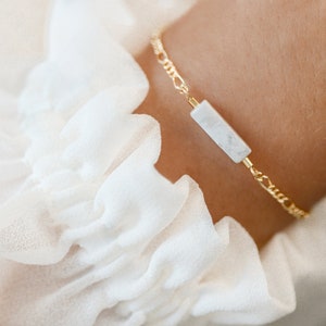 Bracelet with marble pearl, gold-plated Figaro chain and optional personalization / engraving / Mother's Day gift image 2