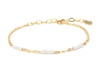 Pulsera bañada en oro con delicadas cuentas de tubo blanco / Regalo del Día de la Madre