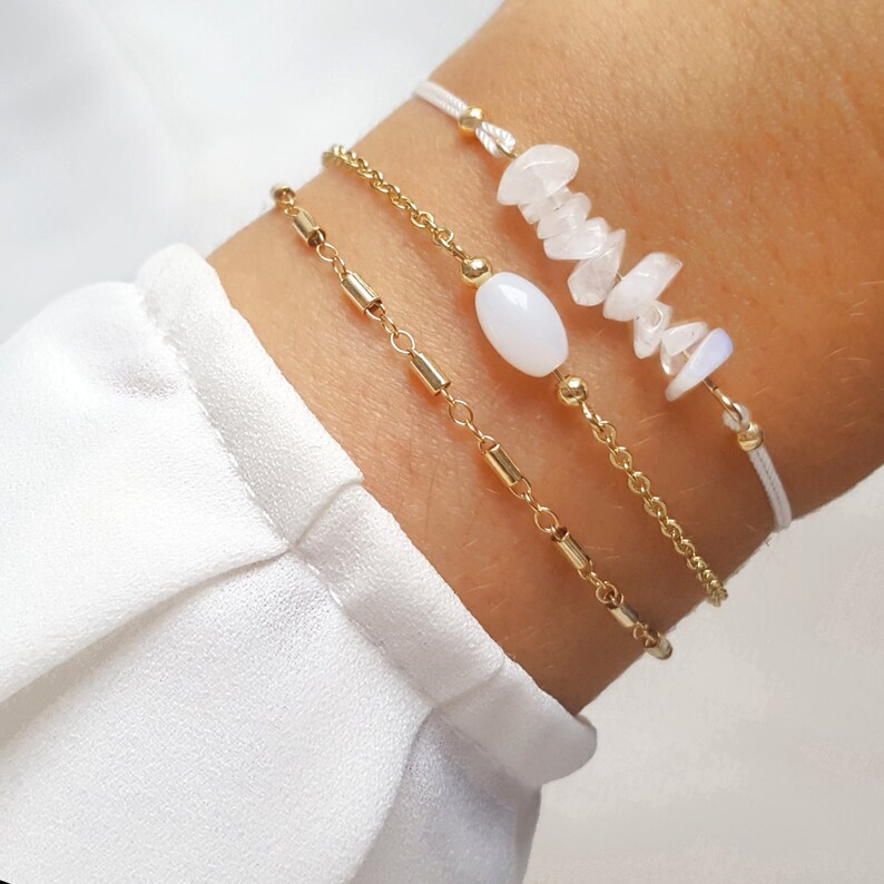 Vergoldetes Armband mit wei\u00dfer Glasperle