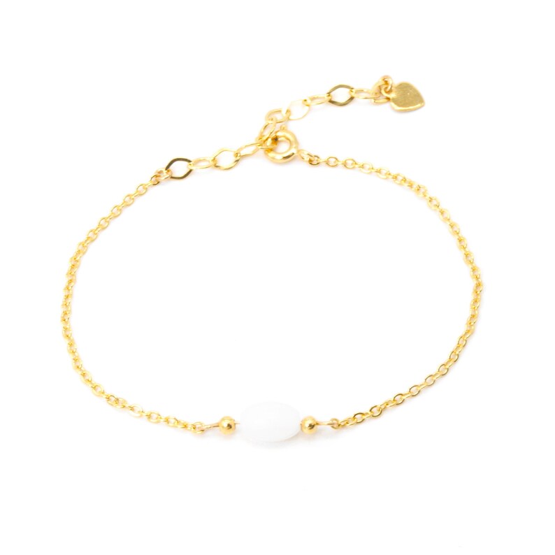 Vergoldetes Armband mit wei\u00dfer Glasperle