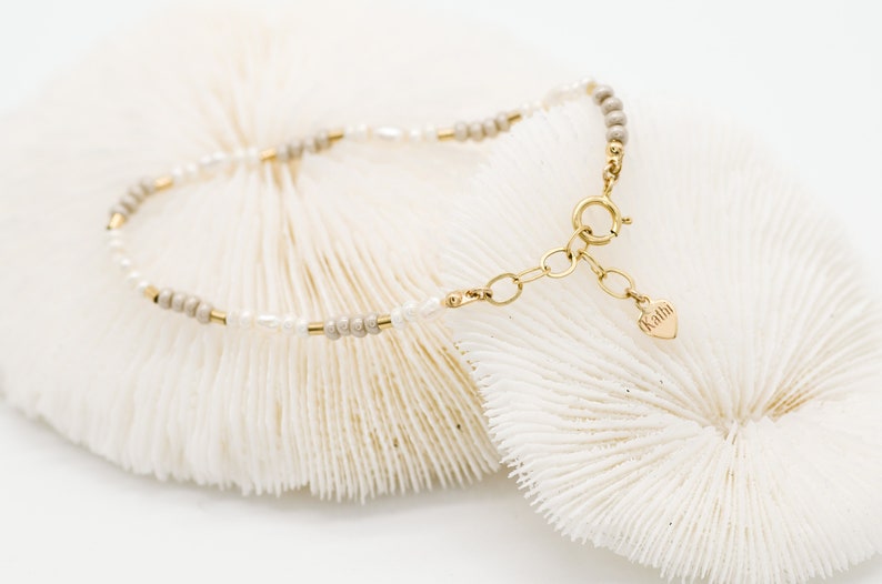 Perlenarmband personalisiert beige Geschenk zum Muttertag Vevique Jewelry Bild 3
