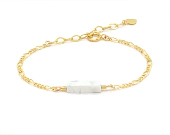 Bracelet avec perle en marbre, chaîne Figaro plaqué or et personnalisation/gravure en option/Cadeau fête des mères