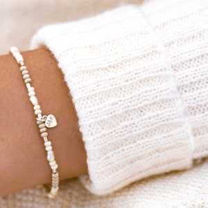 Perlenarmband personalisiert beige Geschenk zum Muttertag Vevique Jewelry Bild 4