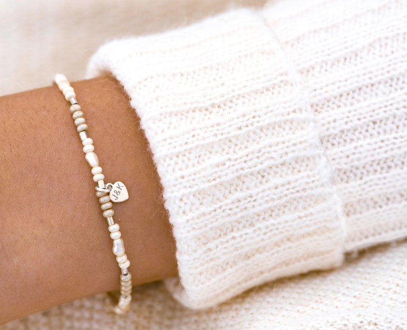 Perlenarmband personalisiert beige Geschenk zum Muttertag Vevique Jewelry Bild 4