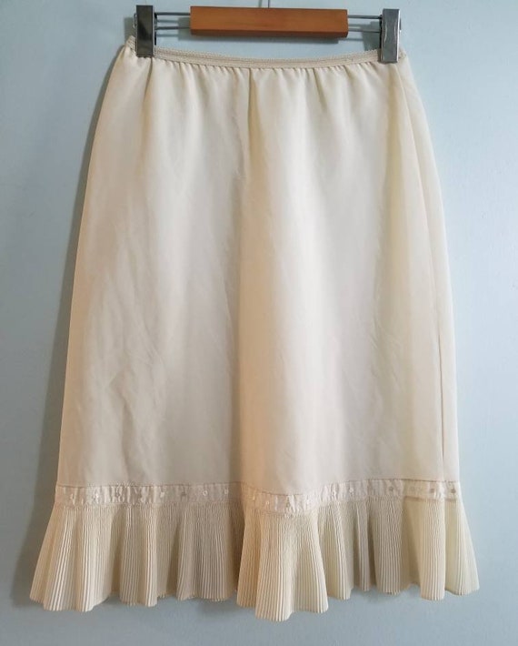 Vintage 50's hemmed pleated half slip.
