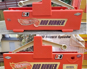 Vintage 1960s Hot Wheels Rod Runner Speedway Set