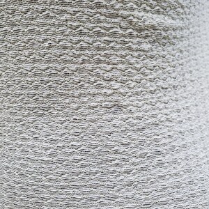 Puede incluir: Primer plano de una tela gris texturizada con un patr&oacute;n ondulado.