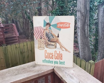 Vintage 1950s / 1960s Coca-Cola Pappschild Werbung Erfrischt Sie am besten