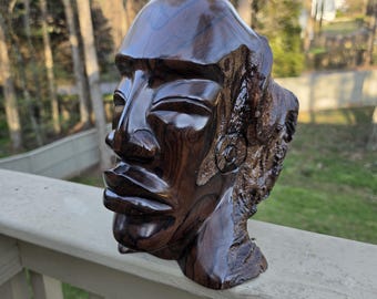 Busto de madera tallado a mano de estilo antiguo, arte popular beliceño.