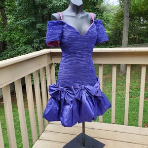 Vintage Retro 1980er Jahre Rüschen Kleid aus der Schulter Puffy Abendkleid Bögen