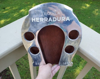 Expositor de copos de shot em formato de ferradura para tequila HERRADURA