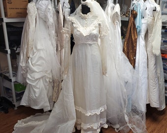 Robe de mariée vintage des années 1970 avec traine