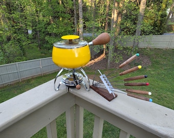 Juego de fondue vintage de mediados de siglo con brochetas, color amarillo mostaza.