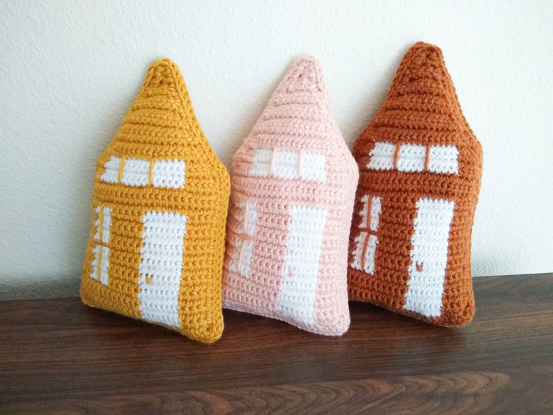 Crochet Tiny House Pillow - Thumbnail 2