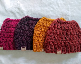 Gorro de crochê com coque desarrumado: Gorro para rabo de cavalo em mistura de lã e acrílico