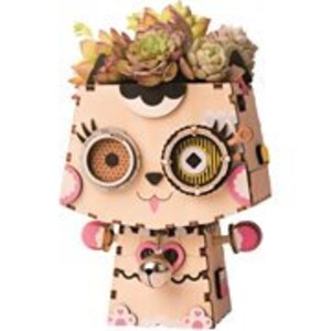 Könnte beinhalten: Ein Holztopf in Form einer Comic-Katze mit rosa, schwarzen und weißen Details. Der Topf hat eine Glocke, die an seiner Brust hängt, und ist mit Sukkulenten gefüllt.