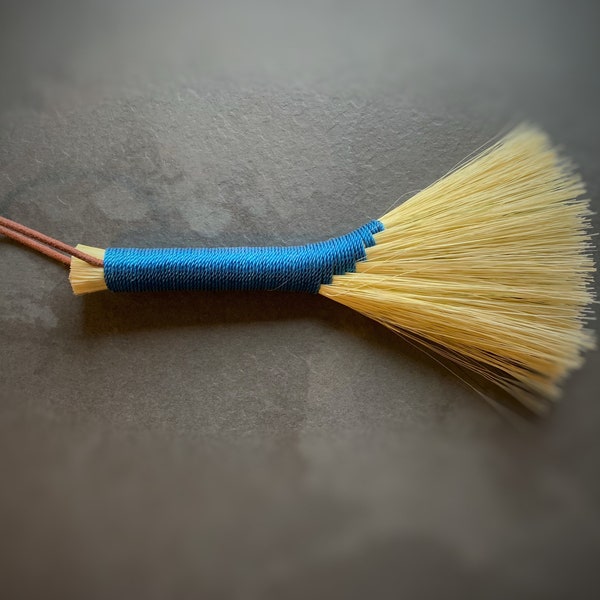Traditionaly handmade natural fibre brush. Tampico fibre.