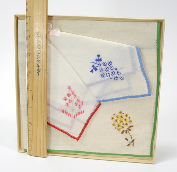 Vintage Set of 3 Embroidered Handkerchiefs - New … - image 3