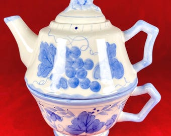 Juego de té de cerámica vintage "Té para uno" con motivo de uva azul. ¡Ilumina la temporada!
