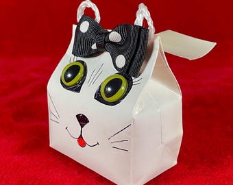 Caja de música vintage con forma de gato y bolsa de regalo: reproduce "Cosas favoritas".