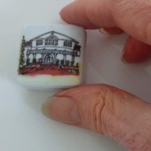 Vintage tiny porcelain pill box,ring box or jewelry box, American colonial souvenir, building, house