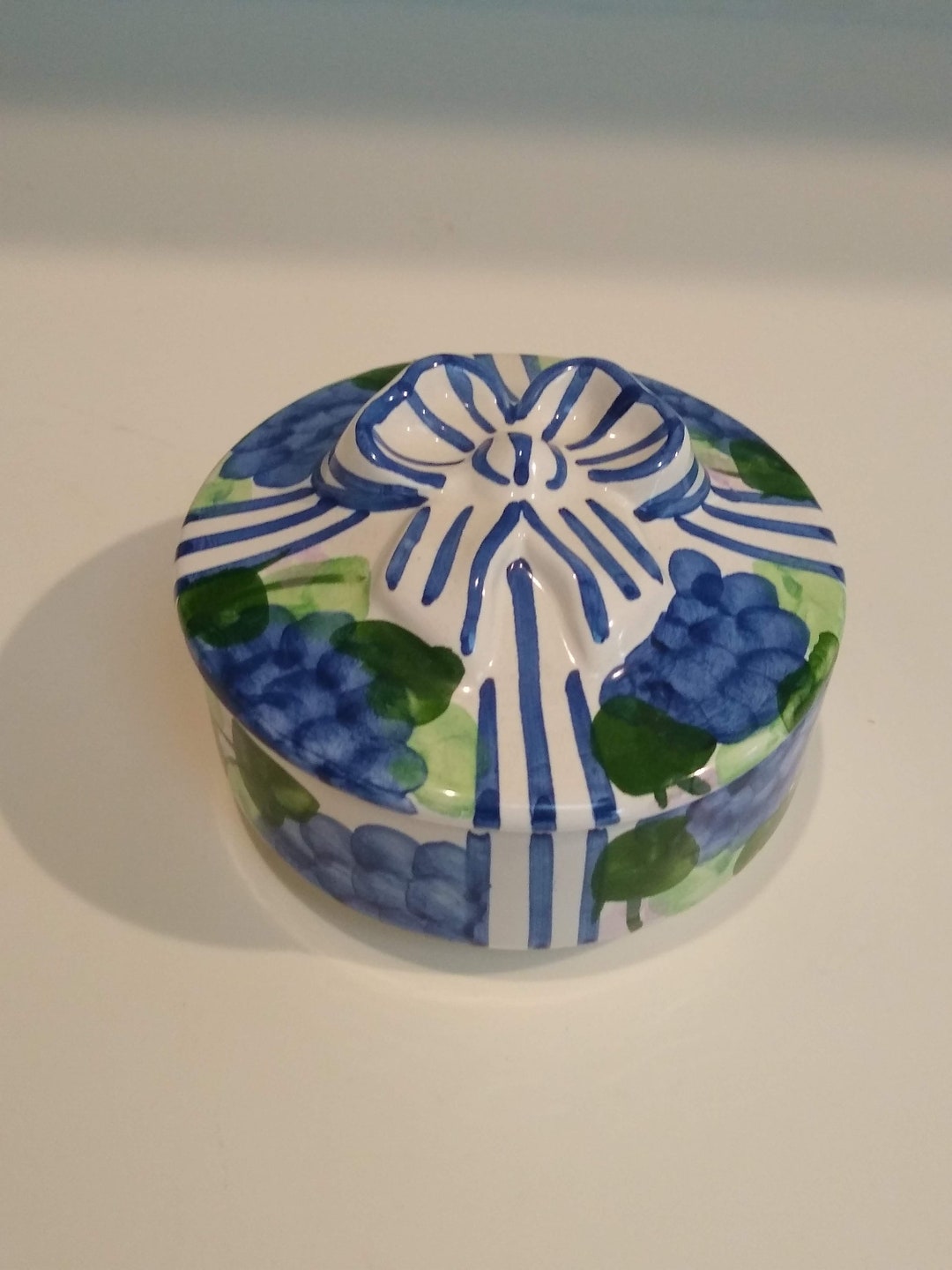Vintage Round Hand Painted Ceramic Trinket Box With Lid Vintage Round Hand Painted Ceramic Trinket Box With Lid