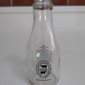 The Dairy Shoppe Heavy Glass Milk Bottles 33.8 Oz (1 Qt) Jugs with Extra  Lids & NEW Pour Spout! (4, 33.8 oz)