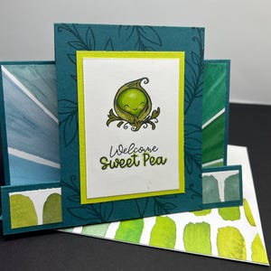 Handgemaakte Stampin' Up babykaart 'Welcome SweetPea'. Baby Pea en kleuraccenten. Ruimte voor een persoonlijk bericht. Bijpassende envelop