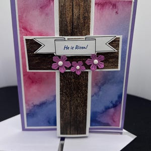Tarjeta de Pascua desplegable con forma de cruz. Sentimientos: ¡Ha resucitado! (dentro) ¡Realmente ha resucitado! Bendiciones de Pascua. Espacio en blanco para escribir un mensaje.