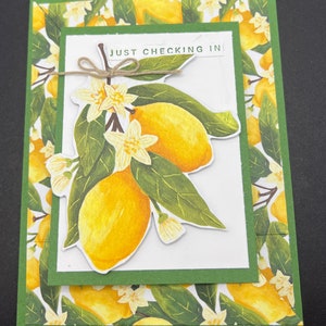 Divertente biglietto pieghevole color limone con il messaggio di saluto "Just Check In". Mini card vuota per il tuo messaggio. Busta abbinata inclusa.