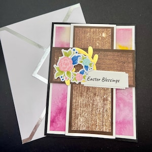 Carte de Pâques pop-up en forme de croix.  Sentiments - (devant) Bénédictions de Pâques (à l'intérieur) Il est ressuscité ! et un espace vide pour écrire un message personnel.