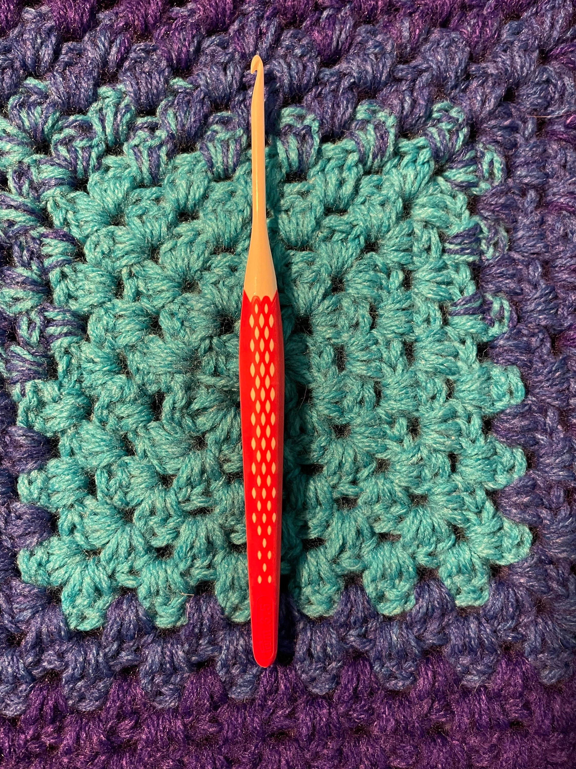 Crochet Hook Set Soft Rubberized Ergo Handle Includes 8 Hooks, Inline  Hooks, Vibrant Colors, Beginner Crochet Hooks 