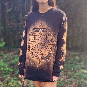 Camisa de manga larga con estrellas de 64 puntos y geometría sagrada teñida con lejía