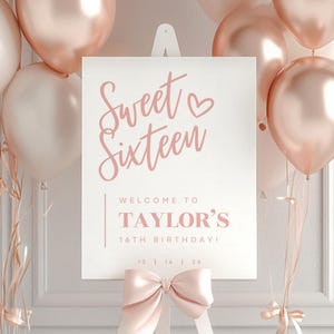 Puede incluir: Un letrero blanco con la frase "Sweet Sixteen" en rosa, dando la bienvenida a los invitados al 16 cumpleaños de Taylor. El letrero está decorado con un lazo rosa y rodeado de globos rosas y blancos, creando un ambiente festivo.