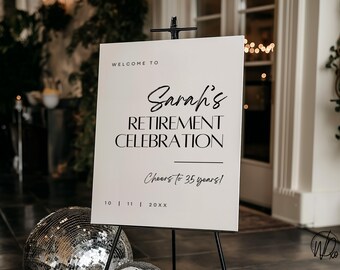 Op de afbeelding: Een wit bord op een zwart schildersezel met de tekst "Welcome to Sarah's Retirement Celebration". Het bord bevat ook de tekst "Cheers to 35 years!" en de datum. Een discobal staat op de voorgrond.
