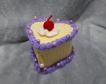 Scatola portaoggetti a forma di cuore con torta gialla