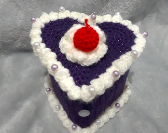 Scatola portaoggetti a forma di cuore con torta viola