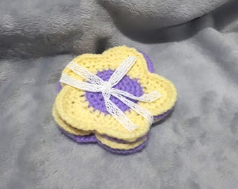 Sottobicchieri a forma di fiore all'uncinetto